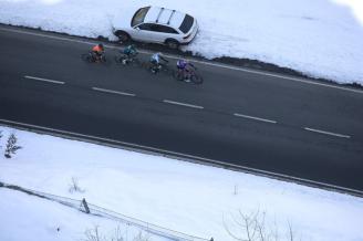 Los cuatro ciclistas de la escapada circulan por el puerto de Lizarraga en la segunda etapa de la Itzulia