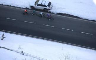 Los cuatro ciclistas de la escapada circulan por el puerto de Lizarraga en la segunda etapa de la Itzulia