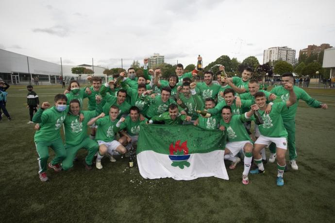 La plantilla del San Juan festeja al término del partido ante el Cirbonero el ascenso a Segunda RFEF