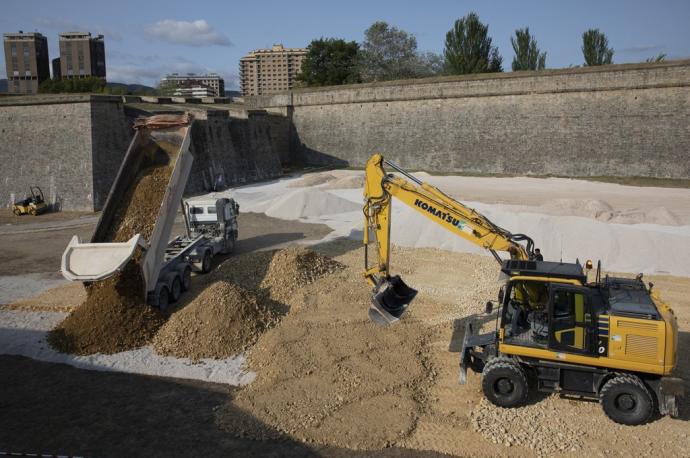 Una excavadora y un camión trabajando en los fosos de la Ciudadela