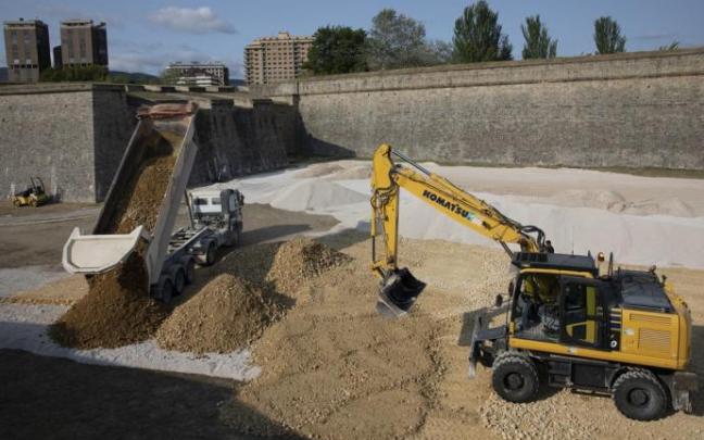 Una excavadora y un camión trabajando en los fosos de la Ciudadela Una excavadora y un camión trabajando en los fosos de la Ciudadela