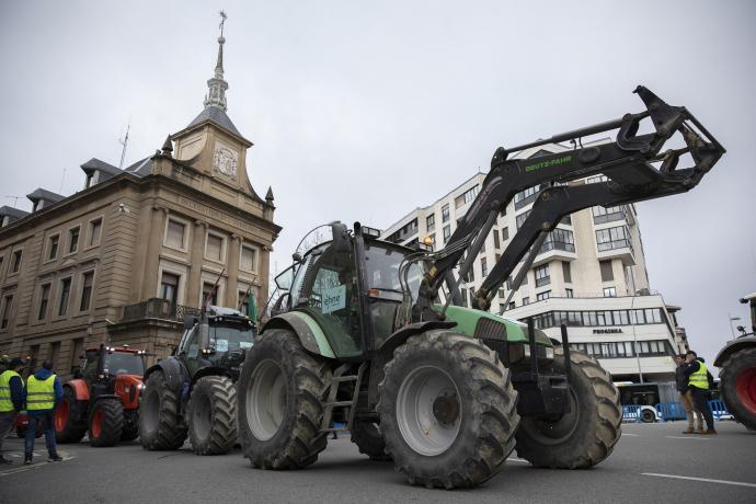 Un tractor por medio de Pamplona