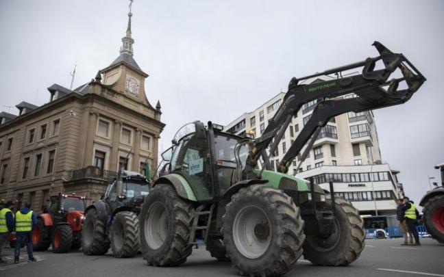 Un tractor por medio de Pamplona Un tractor por medio de Pamplona