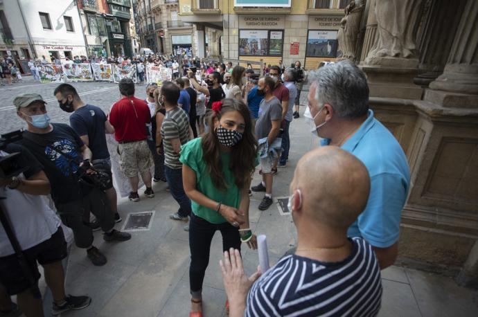 Concentración de las pancartas de las peñas esta tarde en la plaza Consistorial, a la que han asistido varios concejales de EH Bildu.