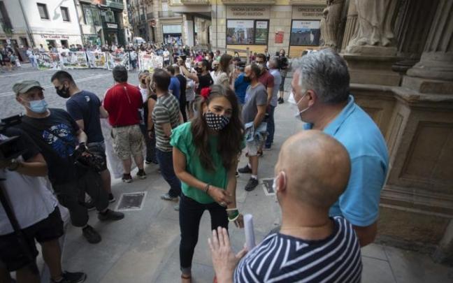 Concentración de las pancartas de las peñas esta tarde en la plaza Consistorial, a la que han asistido varios concejales de EH Bildu. Concentración de las pancartas de las peñas esta tarde en la plaza Consistorial, a la que han asistido varios concejales de EH Bildu.