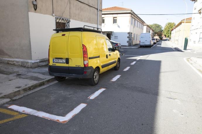 Señalización de la zona azul de la Txantrea pintada de blanco