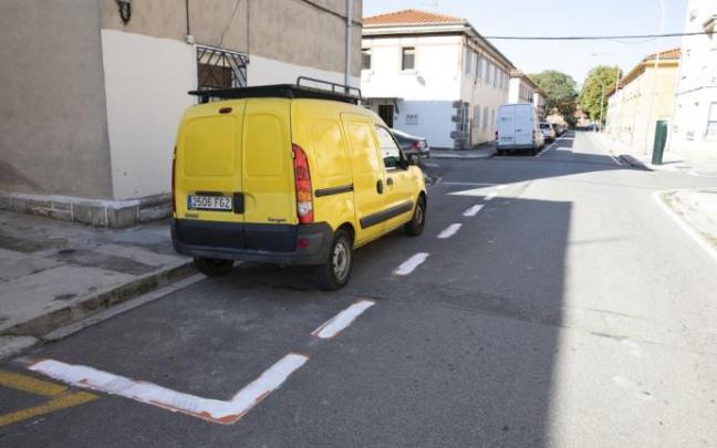 Señalización de la zona azul de la Txantrea pintada de blanco Señalización de la zona azul de la Txantrea pintada de blanco
