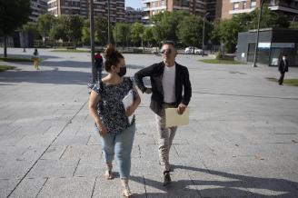 Alfonso Etxeberria junto a una de sus abogadas, a la entrada del Palacio de Justicia.