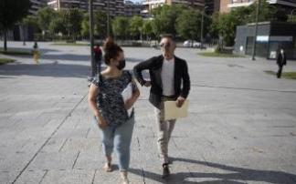 Alfonso Etxeberria junto a una de sus abogadas, a la entrada del Palacio de Justicia. Alfonso Etxeberria junto a una de sus abogadas, a la entrada del Palacio de Justicia.