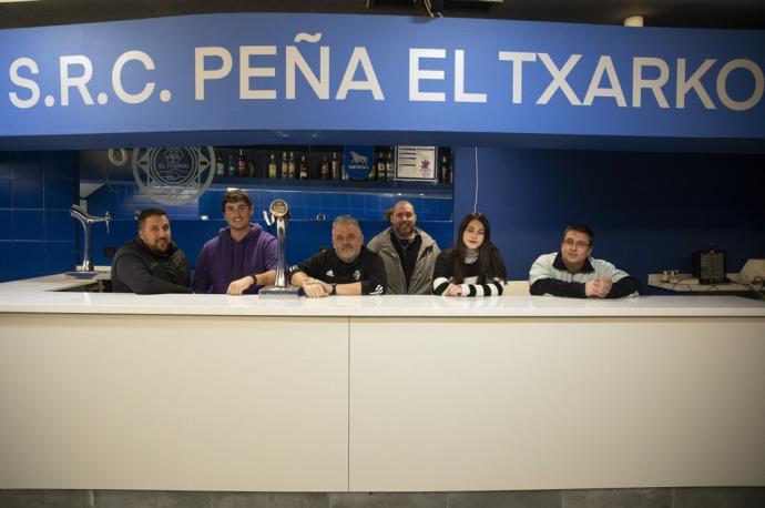 Socios del Txarko posan en la nueva zona del bar de la peña