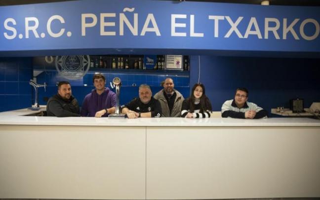 Socios del Txarko posan en la nueva zona del bar de la peña