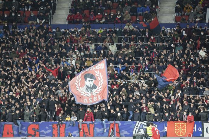 Aficionados de Indar Gorri durante el partido Osasuna - Sevilla, de Primera División