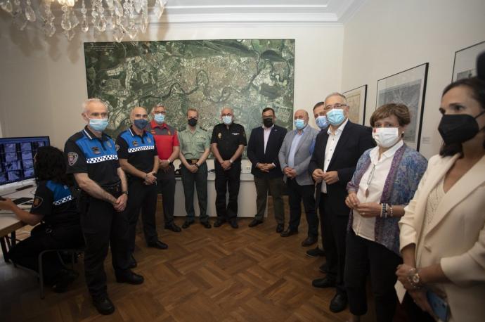 El alcalde Maya, junto a las autoridades en la visita al puesto de mando habilitado este 6 de julio en el edificio consistorial para controlar los acceso a las calles del centro del Pamplona.