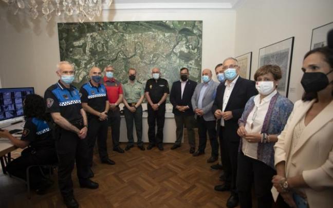 El alcalde Maya, junto a las autoridades en la visita al puesto de mando habilitado este 6 de julio en el edificio consistorial para controlar los acceso a las calles del centro del Pamplona.