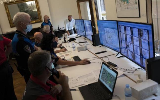 Interior de la sala de mando preparada por la Policía Municipal en el edificio consistorial.