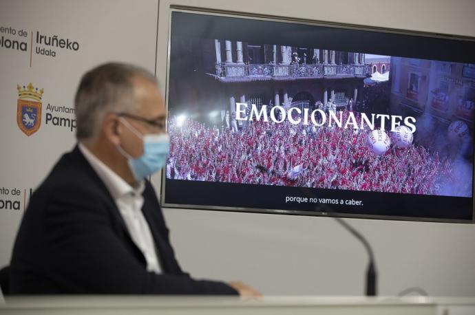 El alcalde Enrique Maya, en la rueda de prensa que ofreció en la mañana de este martes en la sala de prensa del edificio consistorial