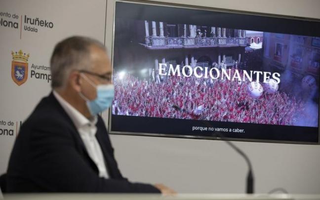 El alcalde Enrique Maya, en la rueda de prensa que ofreció en la mañana de este martes en la sala de prensa del edificio consistorial