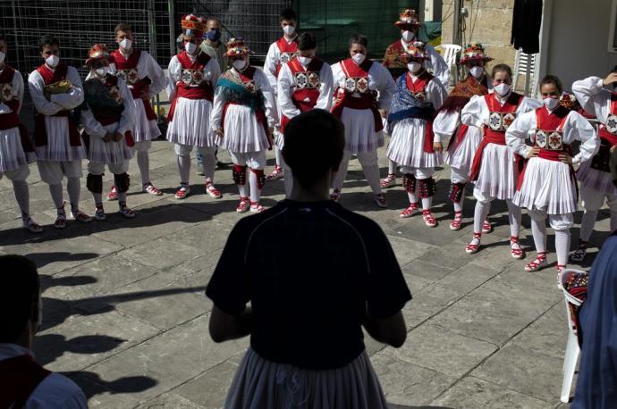 Dantzaris del grupo municipal Duguna Folklore Taldea bailan dentro del ciclo Puro Folklore.