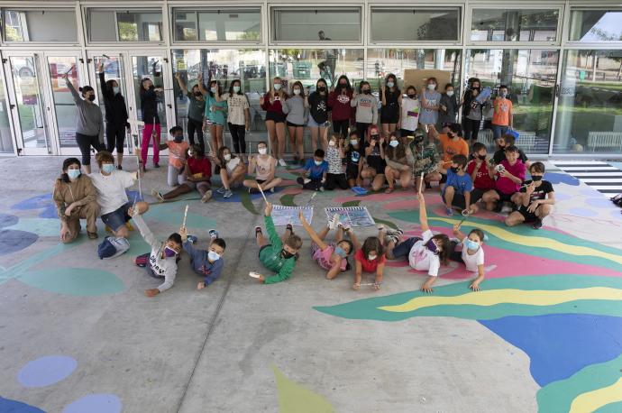 Chavales que están haciendo el mural del Centro Juvenil Harrobi en Ansoáin.