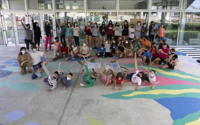 Chavales que están haciendo el mural del Centro Juvenil Harrobi en Ansoáin.