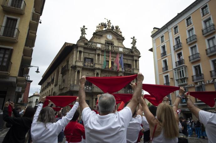 Con los pañuelos rojos al viento en la plaza Consistorial este 6 de julio cuando el reloj marcó las 12 horas.