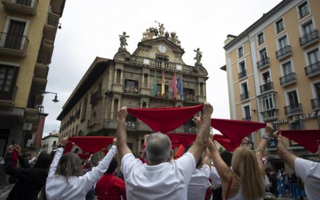 Con los pañuelos rojos al viento en la plaza Consistorial este 6 de julio cuando el reloj marcó las 12 horas.