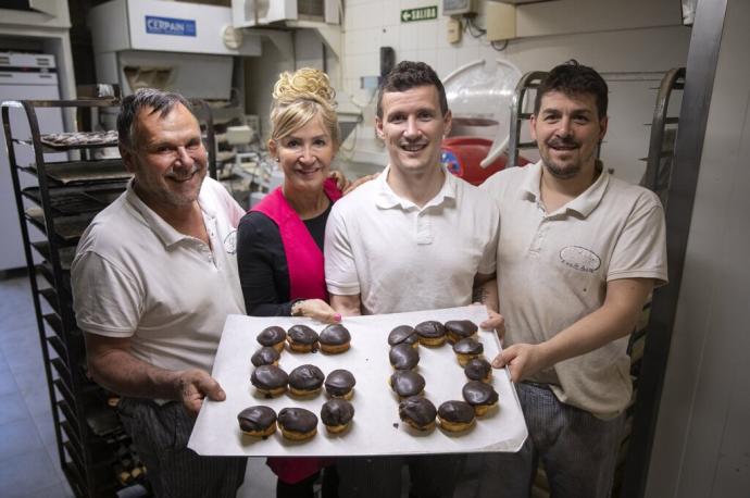 La familia posa con unas magdalenas que hacen un 50, por el aniversario