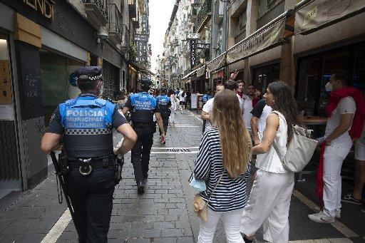 Agentes de la policía municipal pasean por San Nicolás, en la que esta tarde ha habido algo de ambiente.