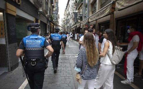 Agentes de la policía municipal pasean por San Nicolás, en la que esta tarde ha habido algo de ambiente.