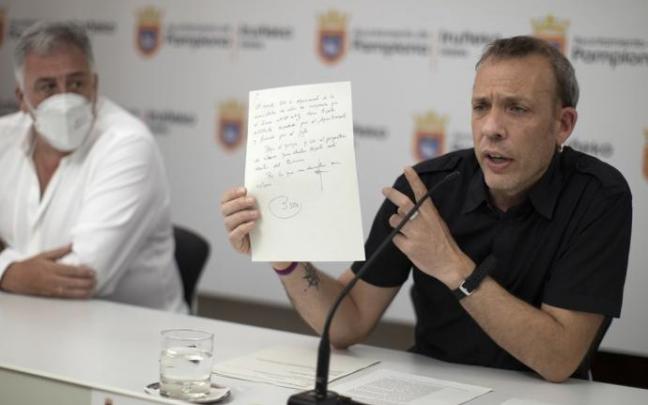 El concejal Alonso, junto a Asiron, muestra el escrito que acompaña al expediente sobre Labairu.