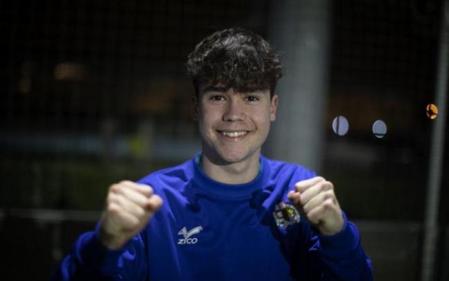 Oier Istúriz posa con los puños en alto en las instalaciones del Txantrea.