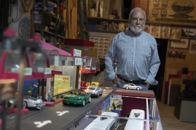 Ubaldo Marcos , que hace maquetas en su bajera y acaba de construir una de la futura estación del AVE en Pamplona.