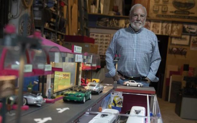 Ubaldo Marcos , que hace maquetas en su bajera y acaba de construir una de la futura estación del AVE en Pamplona. Ubaldo Marcos , que hace maquetas en su bajera y acaba de construir una de la futura estación del AVE en Pamplona.