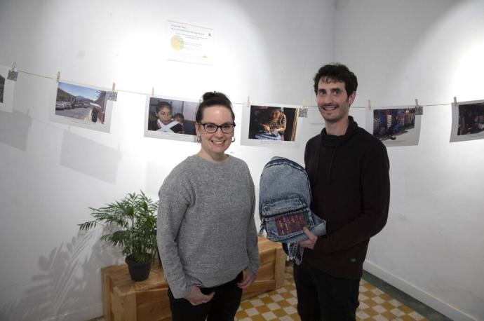 Natalia Galván e Iñigo Ayerra posan con una mochila en la exposición fotográfica que estará en Geltoki hasta el 27 de abril.