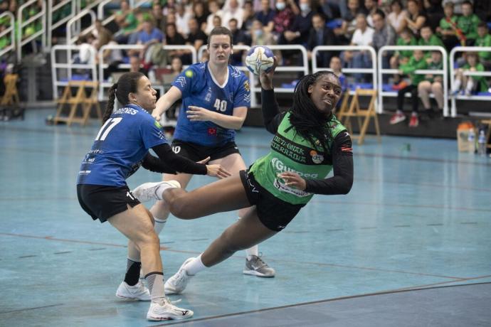 Lindye Tchaptchet lanza a portería en el partido de ayer