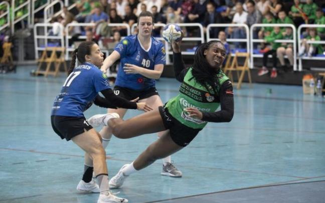 Lindye Tchaptchet lanza a portería en el partido de ayer