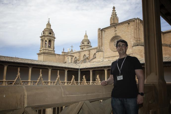 Xabier Aramburu, guía en la catedral de Pamplona, posa en el sobreclaustro.