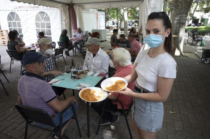 Tania Echeverría, encargada de la terraza del Ciaurriz, posa con tres almuerzos con txistorra, ajoarriero y huevos.