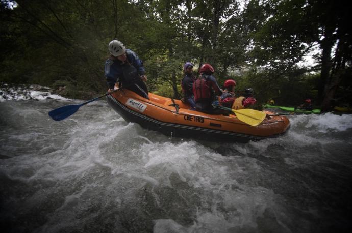 Una cuadrilla desciende en una balsa de rafting en el río Arga