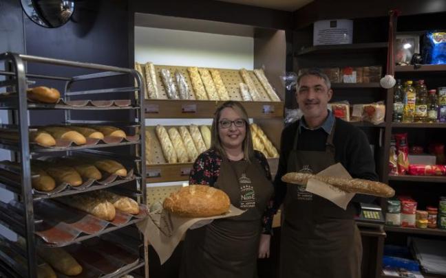 El matrimonio compuesto por María Soledad Carnevali y Sebastián Matías Bonetti regenta el Ogipan de la calle Mayor de Burlada desde hace un mes.