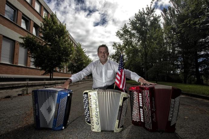 El profesor, jotero y músico Iñaki Reta posa con tres de sus acordeones antes de partir a Estados Unidos.