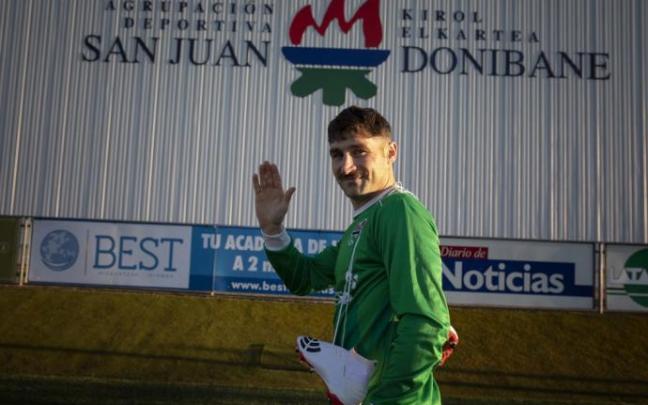 Eneko Mercero se cuelga las botas por su retirada y se despide del San Juan