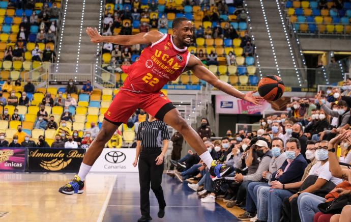 Isaiah Taylor, tercer anotador de la Liga Endesa, trata de rescatar el balón en un partido del UCAM Murcia.