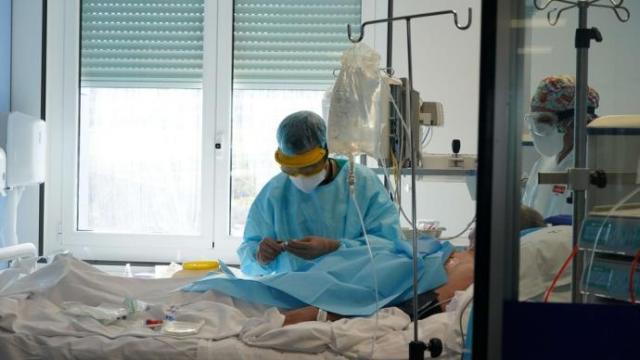 En la actualidad hay 36 pacientes ingresados en las UCI vascas