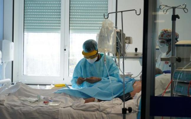 Salud prevé que el número de pacientes en las UCI vaya en aumento en las próximas semanas.