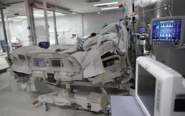 El país galo teme rozar los 4.000 pacientes en las UCI en navidades.