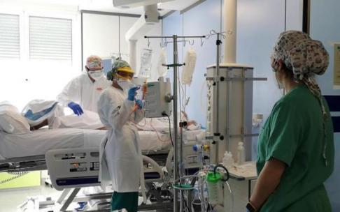 La cifra de hospitalizaciones en las UCIs se ha estabilizado La cifra de hospitalizaciones en las UCIs se ha estabilizado