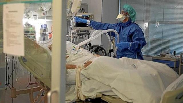 Un paciente con covid, en una UCI.