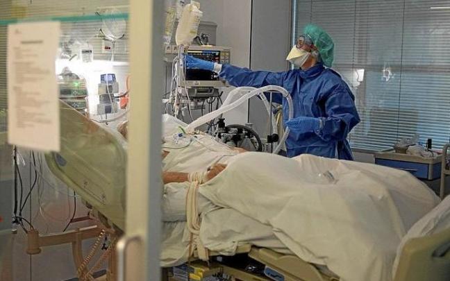 Un paciente con covid, en una UCI.