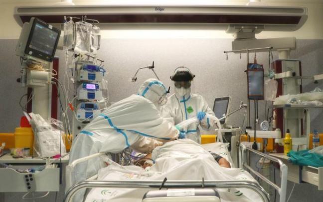 Facultativos atienden a un paciente con Covid-19 en la UCI.